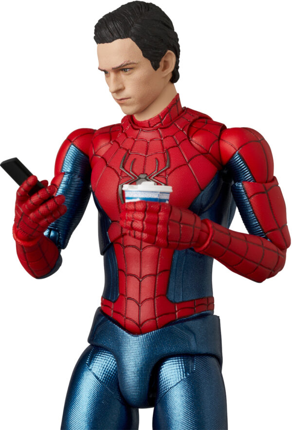 MAFEX Spider-Man: No Way Home - Spider-Man (New Red & Blue Suit) - immagine 3